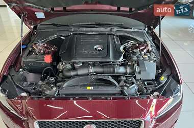 Седан Jaguar XE 2016 в 