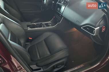 Седан Jaguar XE 2016 в 