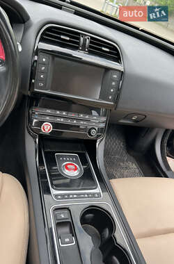Седан Jaguar XE 2017 в 