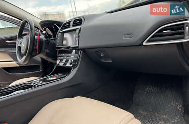 Седан Jaguar XE 2017 в 