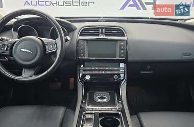 Седан Jaguar XE 2018 в 