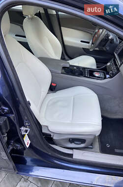 Седан Jaguar XE 2016 в 