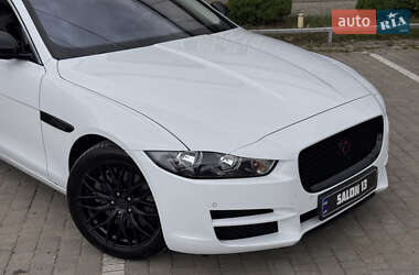 Седан Jaguar XE 2018 в 