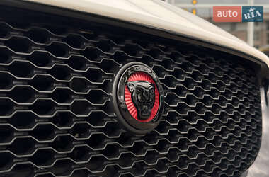 Седан Jaguar XE 2018 в 