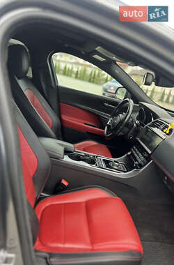 Седан Jaguar XE 2016 в 