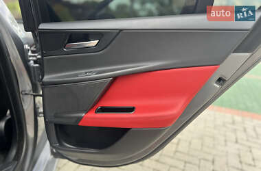Седан Jaguar XE 2016 в 
