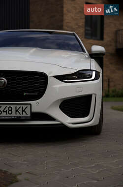 Седан Jaguar XE 2021 в 