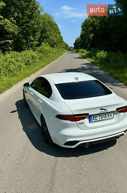 Седан Jaguar XE 2021 в 