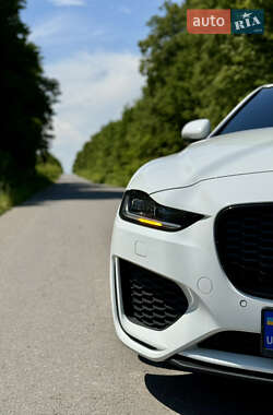 Седан Jaguar XE 2021 в 