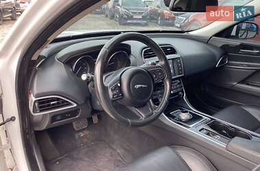 Седан Jaguar XE 2015 в 