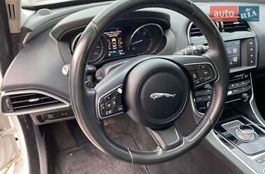 Седан Jaguar XE 2015 в 