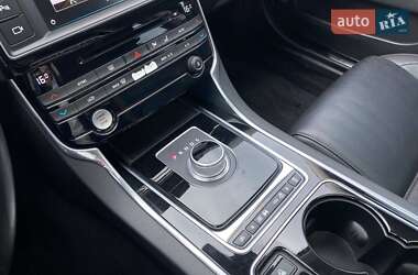 Седан Jaguar XE 2015 в 