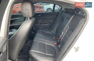 Седан Jaguar XE 2015 в 