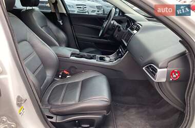 Седан Jaguar XE 2015 в 