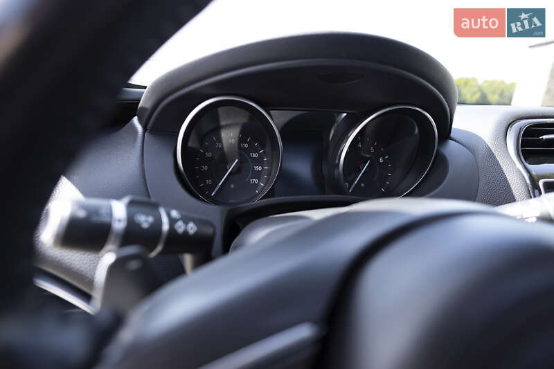 Седан Jaguar XE 2016 в Львове