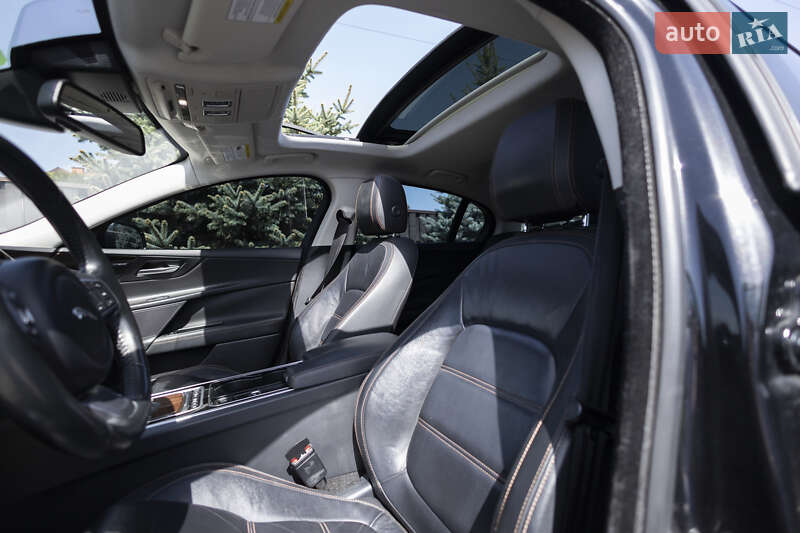 Седан Jaguar XE 2016 в Львове