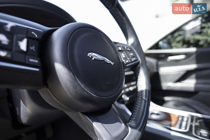 Седан Jaguar XE 2016 в Львове