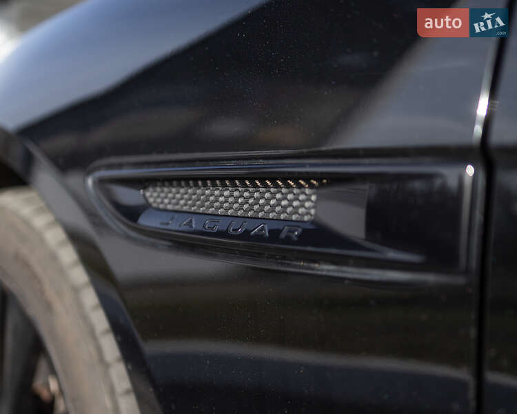 Седан Jaguar XE 2016 в Львове