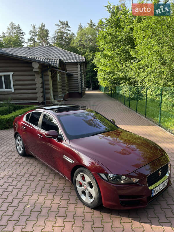 Седан Jaguar XE 2016 в Вінниці