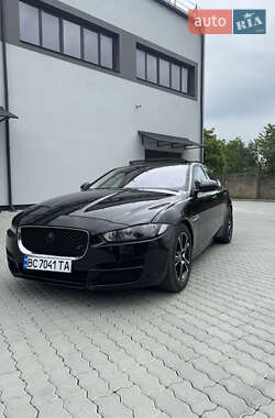 Седан Jaguar XE 2017 в 