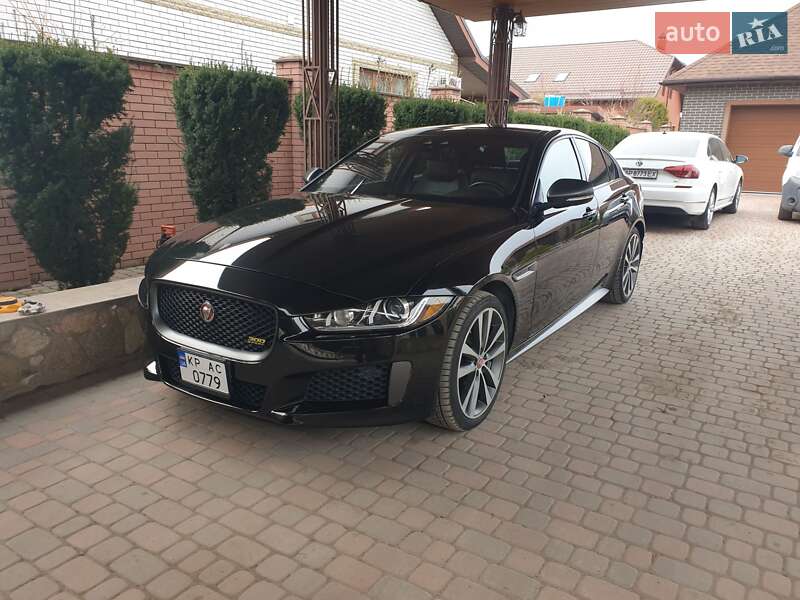 Седан Jaguar XE 2018 в 