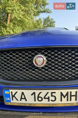 Седан Jaguar XE 2018 в 