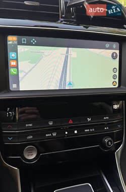 Седан Jaguar XE 2018 в 