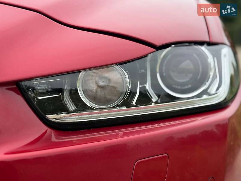 Седан Jaguar XE 2016 в Переяславі