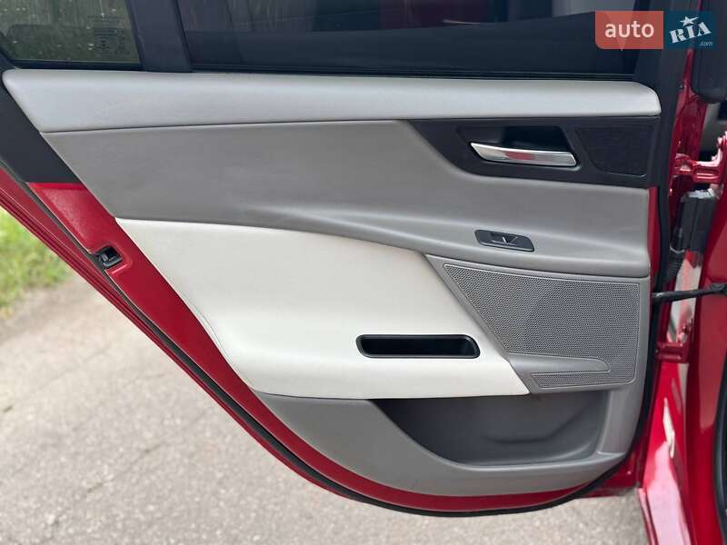 Седан Jaguar XE 2016 в Переяславі