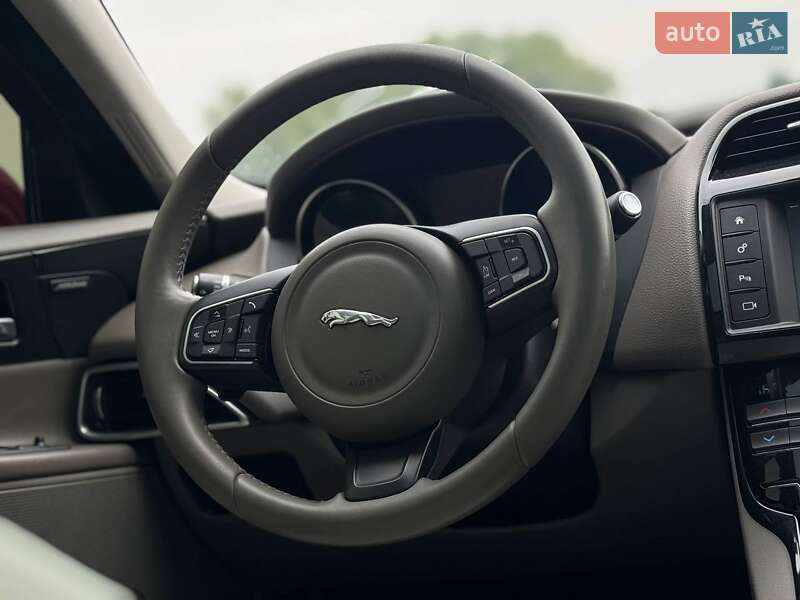 Седан Jaguar XE 2016 в Переяславі