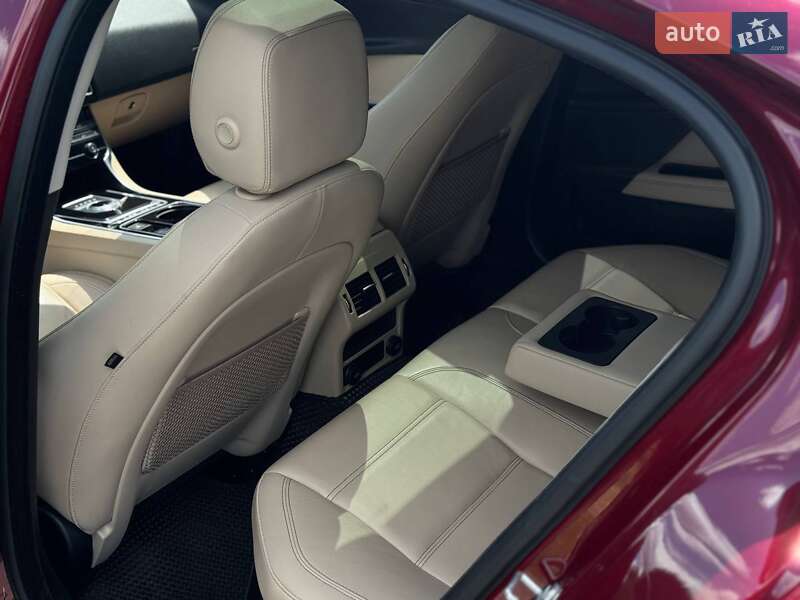 Седан Jaguar XE 2016 в Переяславе