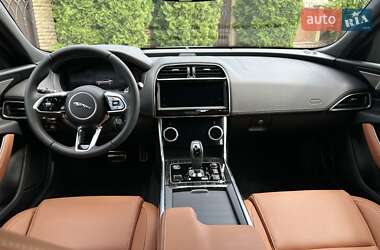 Седан Jaguar XE 2024 в 
