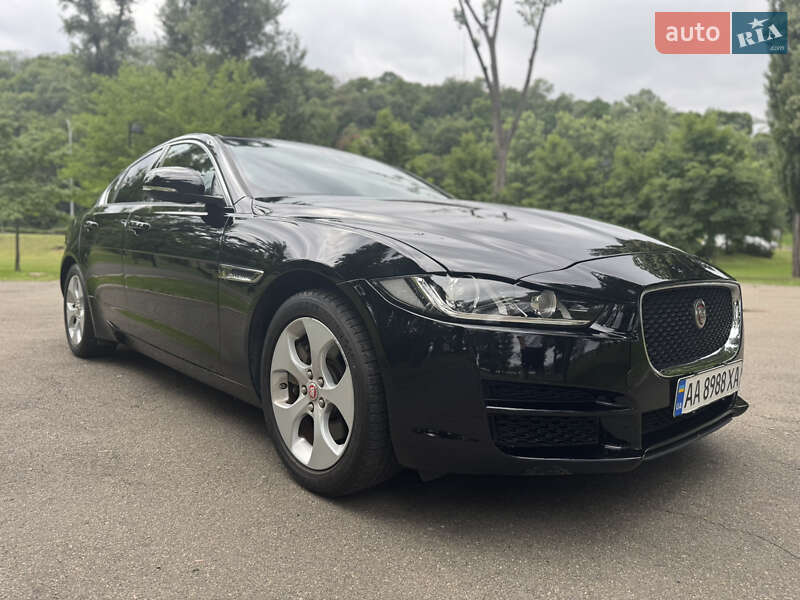 Седан Jaguar XE 2016 в 