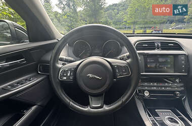 Седан Jaguar XE 2016 в 