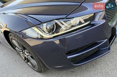 Седан Jaguar XE 2015 в 