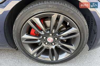 Седан Jaguar XE 2015 в 
