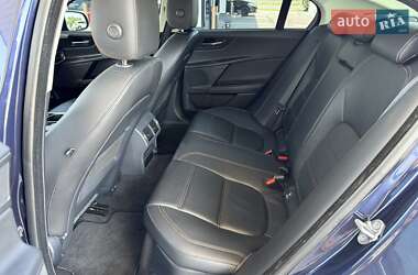 Седан Jaguar XE 2015 в 