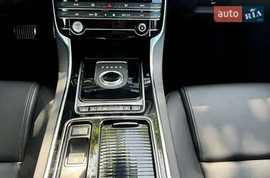 Седан Jaguar XE 2019 в 