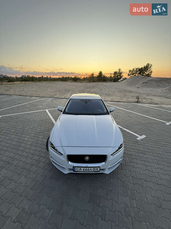 Седан Jaguar XE 2017 в 