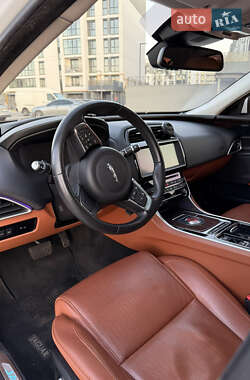 Седан Jaguar XE 2017 в 