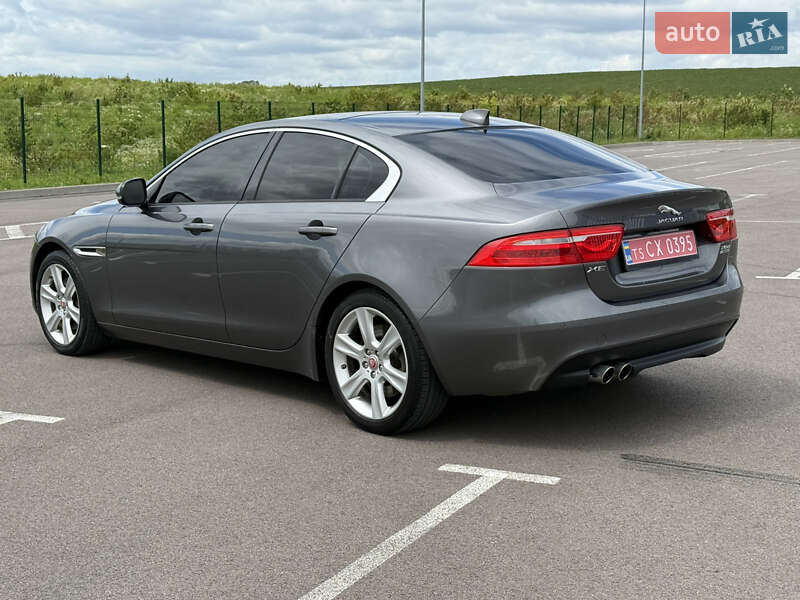 Седан Jaguar XE 2017 в Вараше