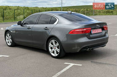 Седан Jaguar XE 2017 в 