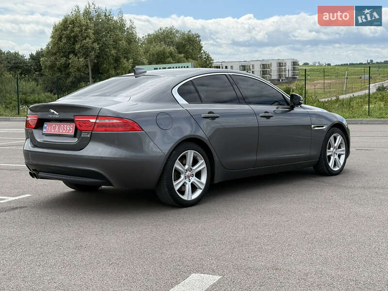 Седан Jaguar XE 2017 в Вараше