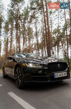 Седан Jaguar XE 2016 в 