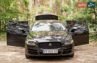 Седан Jaguar XE 2016 в 