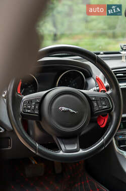 Седан Jaguar XE 2016 в 