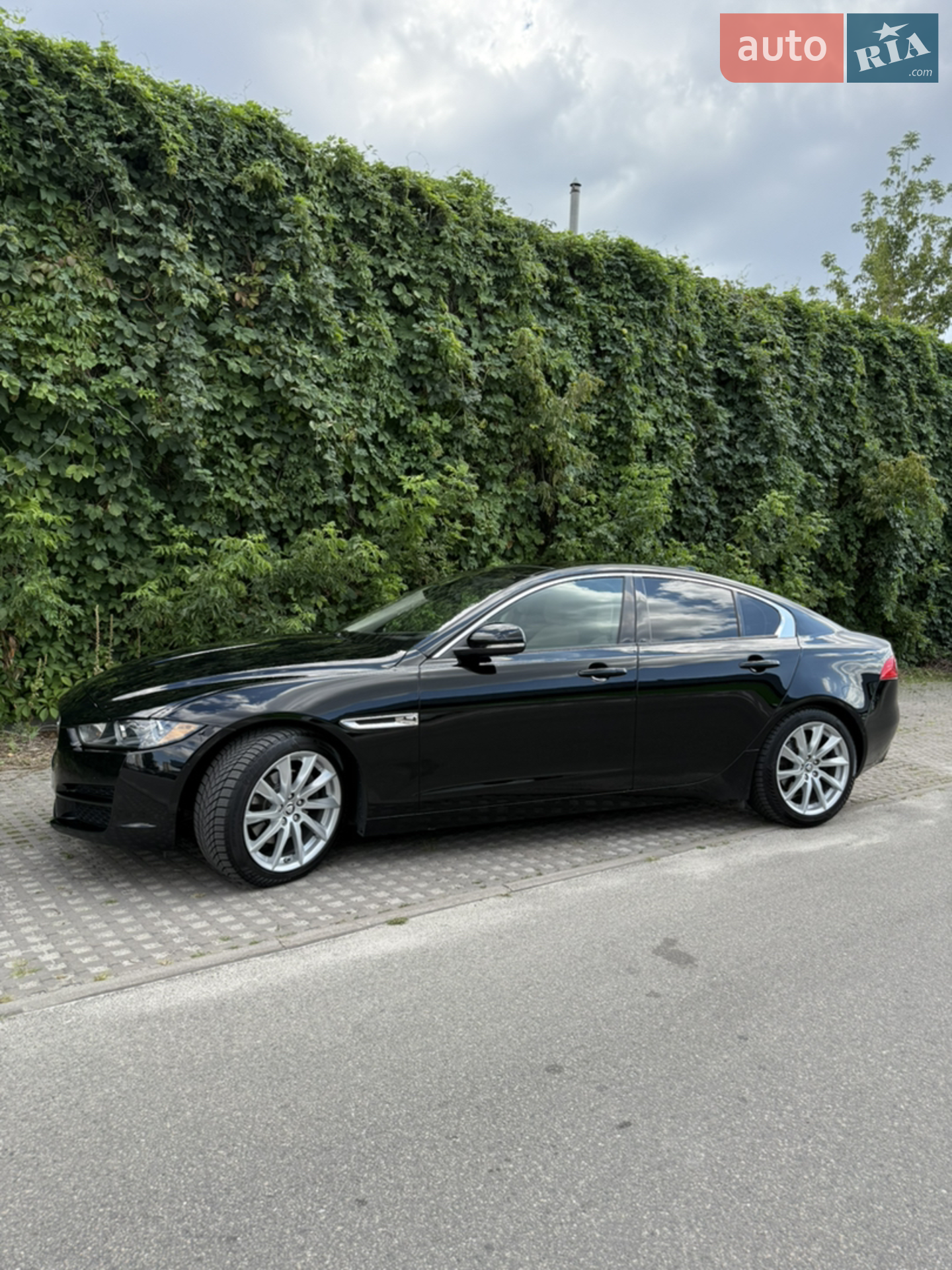 2017 Jaguar XE - мініатюра 3