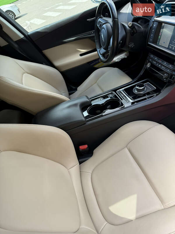 Седан Jaguar XE 2017 в Киеве фото 13 Седан Jaguar XE 2017 в Киеве