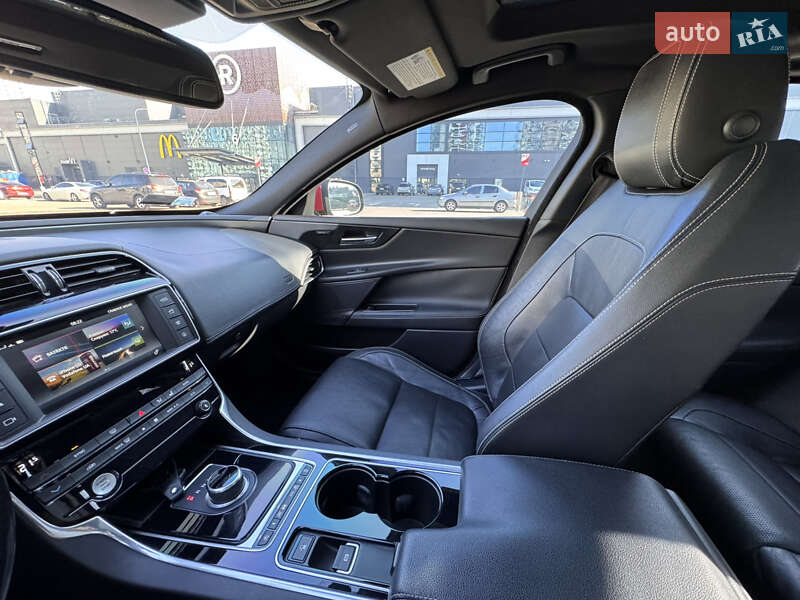Седан Jaguar XE 2016 в Киеве
