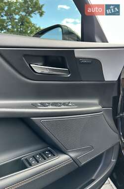 Седан Jaguar XE 2017 в 